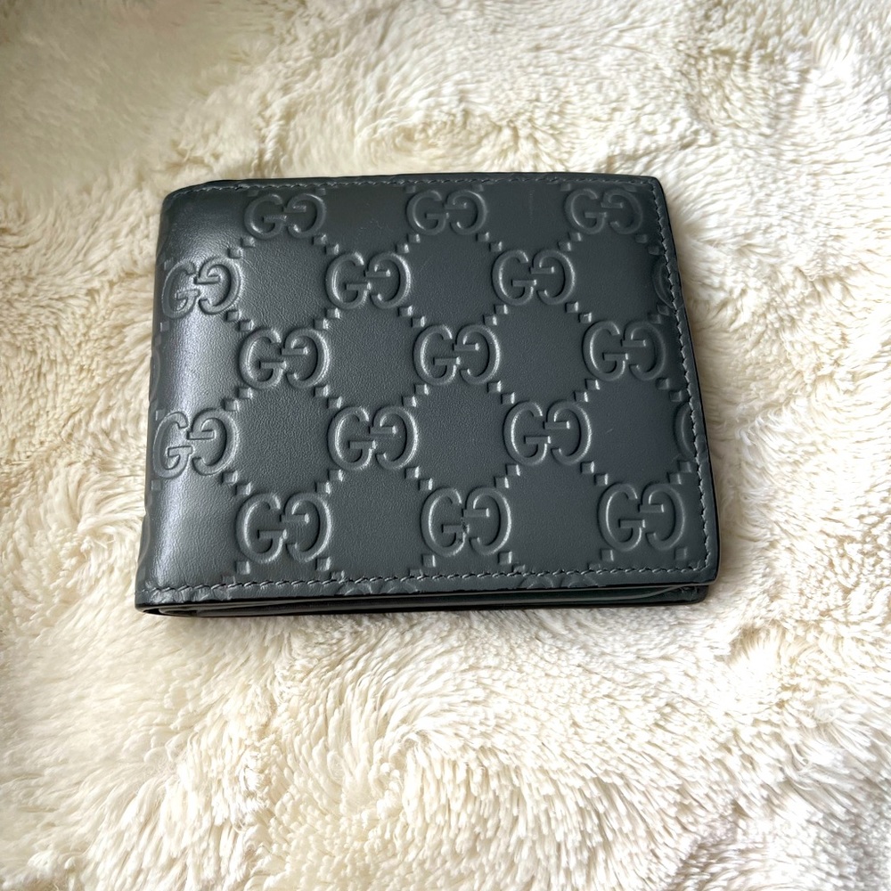 Gucci Men’s Wallet. Authentic. Gray leather.